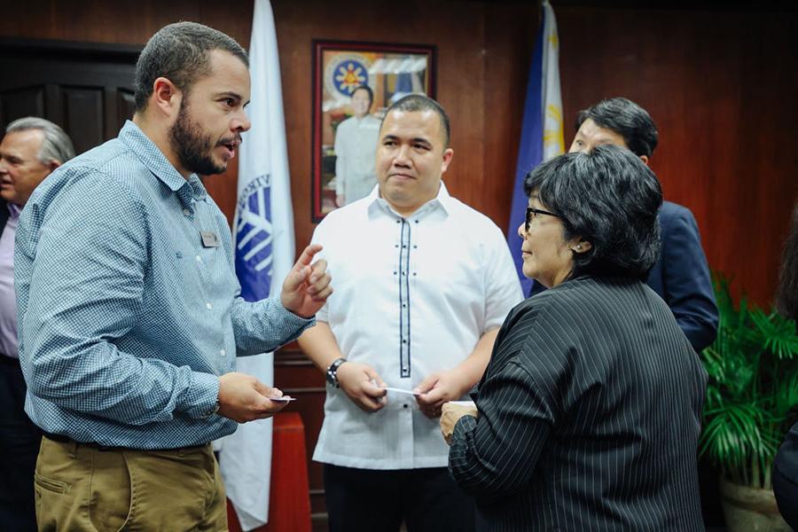 托马斯·梅洛(右), <a href='http://bvsfm7a.014533.com'>十博体育版</a>国际参与中心主任, 与Maria Antonia Yulo-Loyzaga对话, 菲律宾环境和自然资源部部长, 在10月份访问该地区期间.